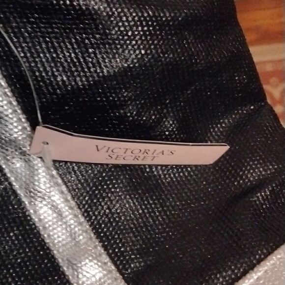 Victoria's Secret - Picture 3 of 5